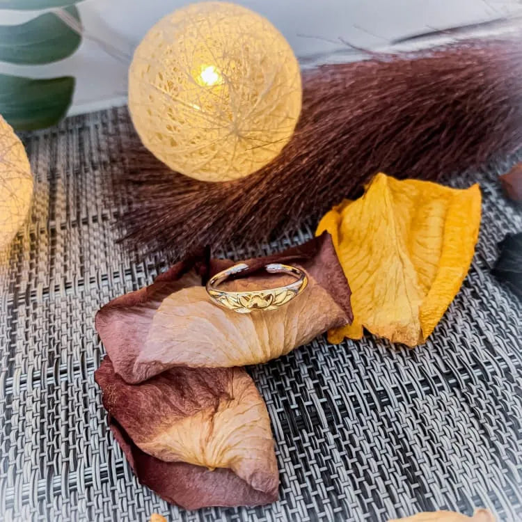 Anillo Minimalista de Oro Fino – Símbolo de Pureza y Renacimiento