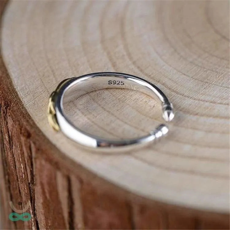 Anillo Minimalista de Oro Fino – Símbolo de Pureza y Renacimiento