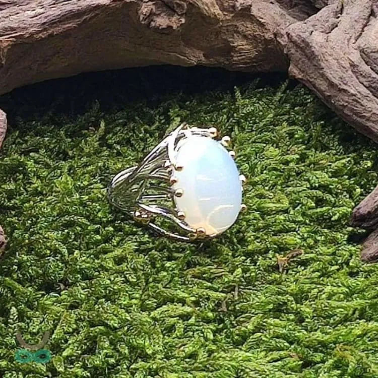 Anillo de Hadas en Piedra Lunar - Magia y Elegancia en Cada Movimiento