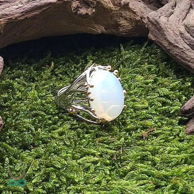 Anillo de Hadas en Piedra Lunar - Magia y Elegancia en Cada Movimiento