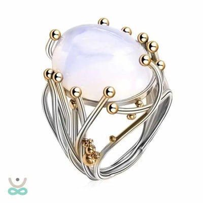 Anillo de Hadas en Piedra Lunar - Magia y Elegancia en Cada Movimiento