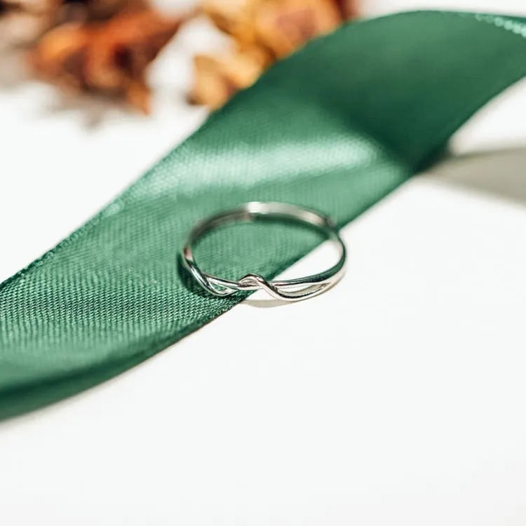 Anillo de Línea de Vida – Un Símbolo Sutil de Fortaleza y Equilibrio