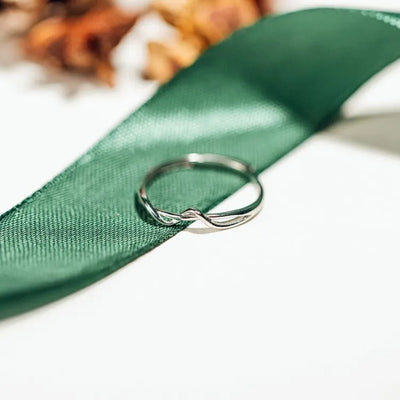 Anillo de Línea de Vida – Un Símbolo Sutil de Fortaleza y Equilibrio