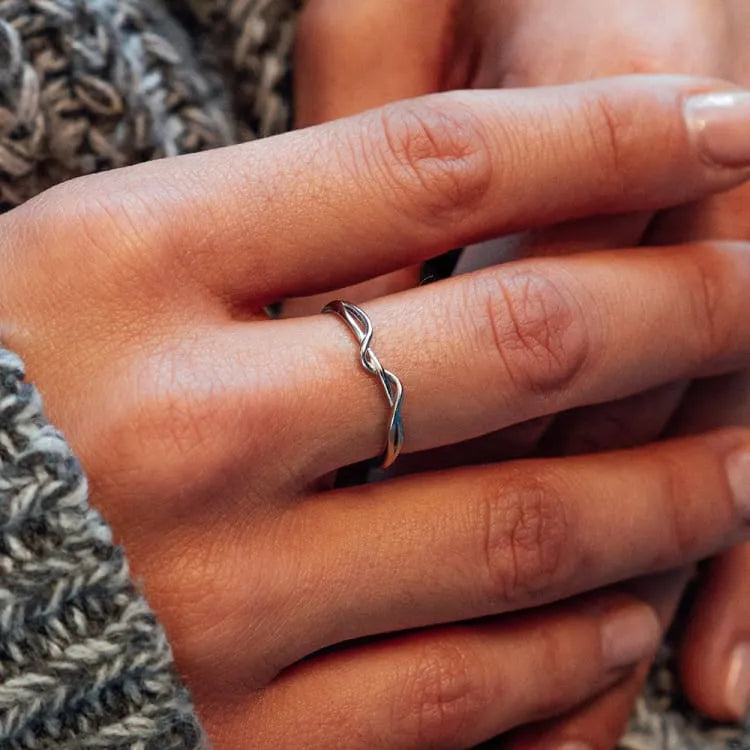 Anillo de Línea de Vida – Un Símbolo Sutil de Fortaleza y Equilibrio