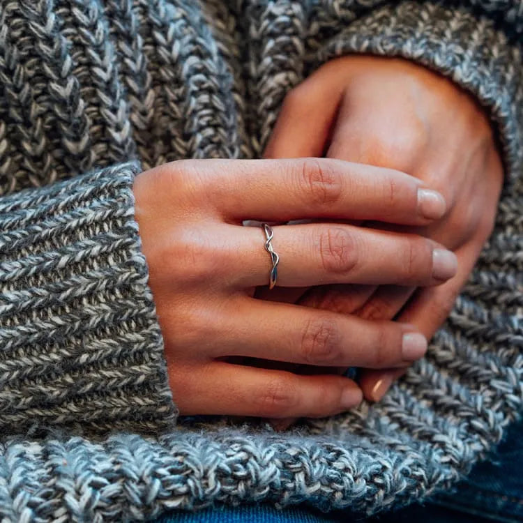 Anillo de Línea de Vida – Un Símbolo Sutil de Fortaleza y Equilibrio