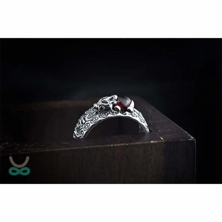 Anillo de Plata con Granate Rojo – Espiritualidad y Elegancia