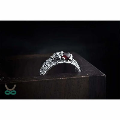 Anillo de Plata con Granate Rojo – Espiritualidad y Elegancia
