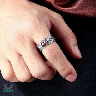 Anillo de Plata con Granate Rojo – Espiritualidad y Elegancia