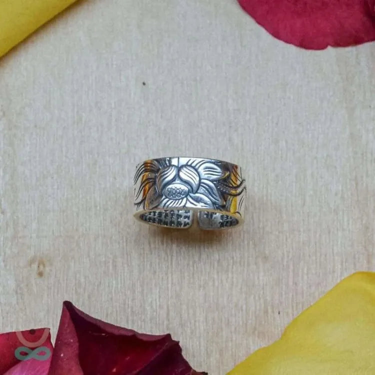Anillo de flor de loto