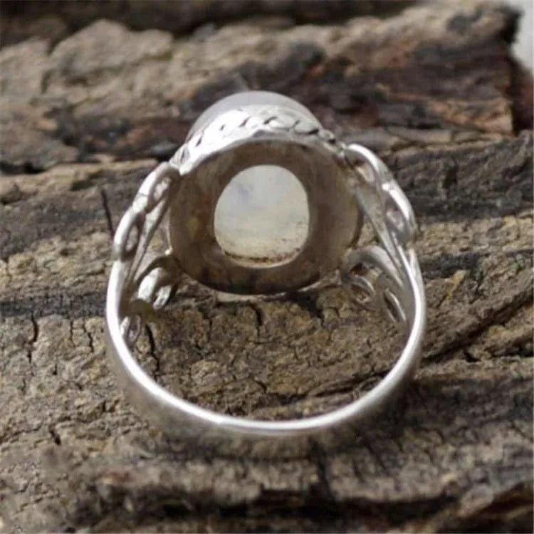 Anillo de la Feminidad – La Magia y Elegancia de la Piedra Lunar