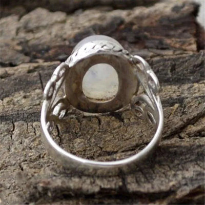 Anillo de la Feminidad – La Magia y Elegancia de la Piedra Lunar