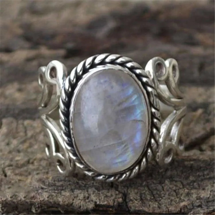 Anillo de la Feminidad – La Magia y Elegancia de la Piedra Lunar