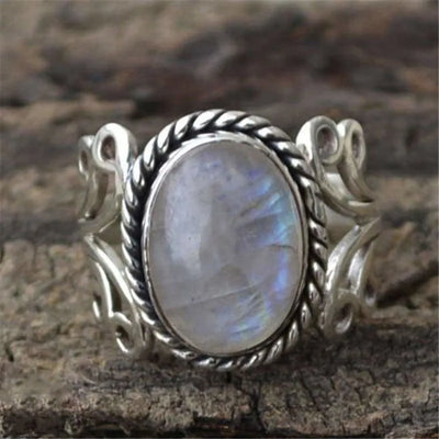 Anillo de la Feminidad – La Magia y Elegancia de la Piedra Lunar