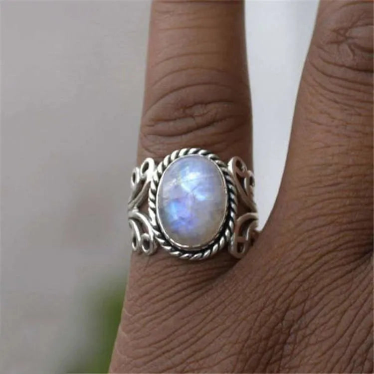 Anillo de la Feminidad – La Magia y Elegancia de la Piedra Lunar