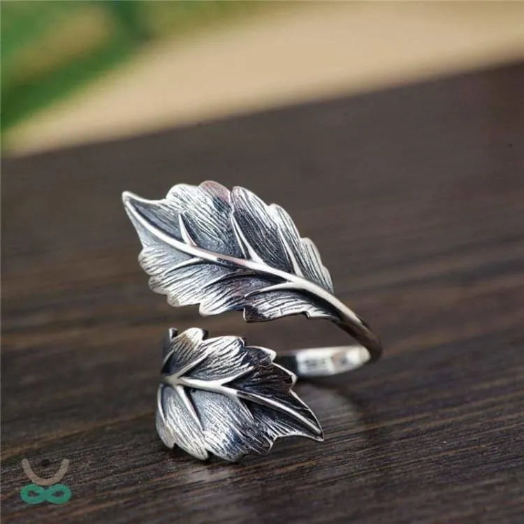 Anillo de plata con hoja envolvente