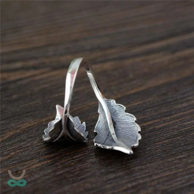Anillo de plata con hoja envolvente