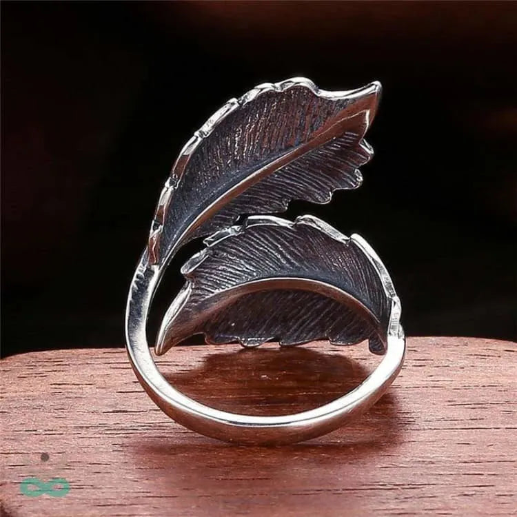 Anillo de plata con hoja envolvente