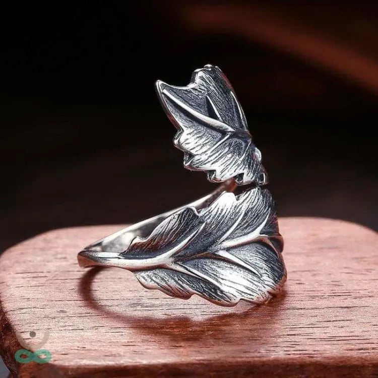 Anillo de plata con hoja envolvente