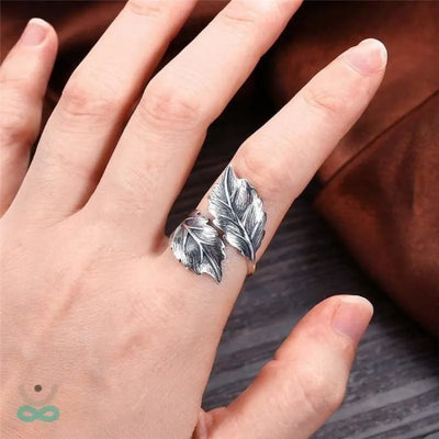 Anillo de plata con hoja envolvente