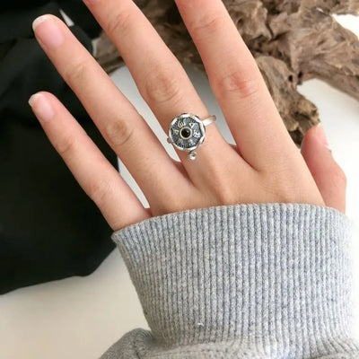 Anillo de plata de ley con el mantra de la compasión
