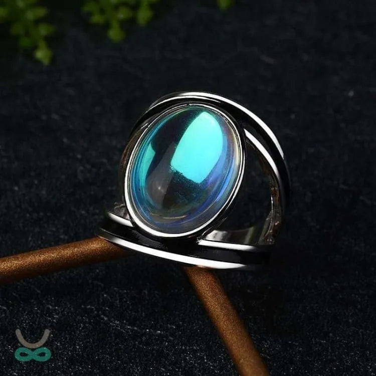 Anillo de plata decorado con piedra lunar