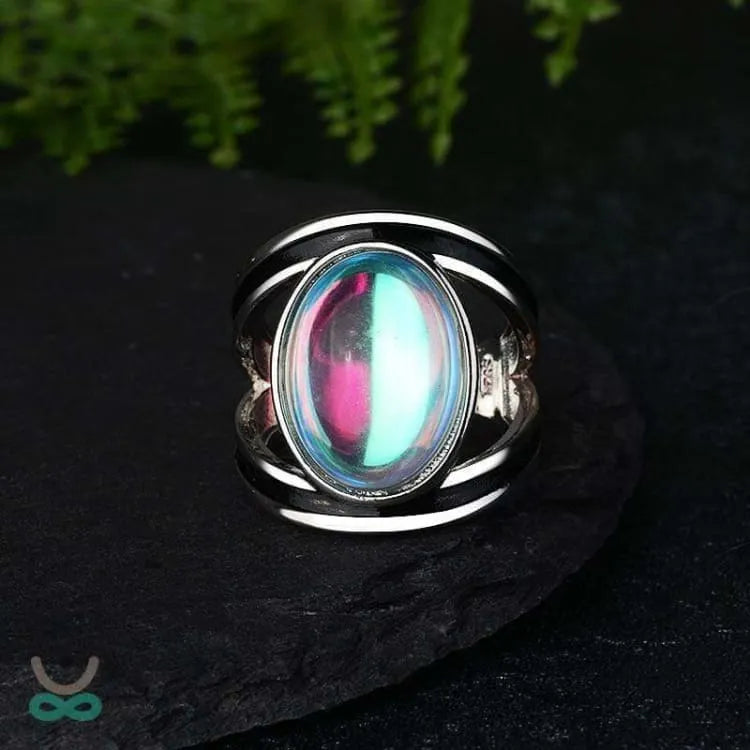 Anillo de plata decorado con piedra lunar