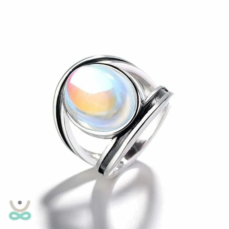 Anillo de plata decorado con piedra lunar