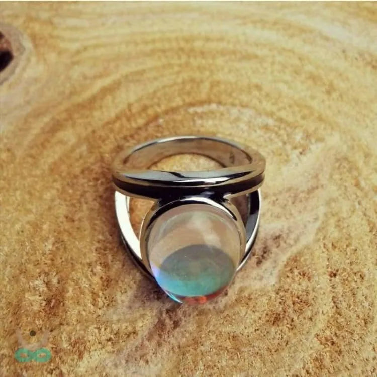 Anillo de plata decorado con piedra lunar