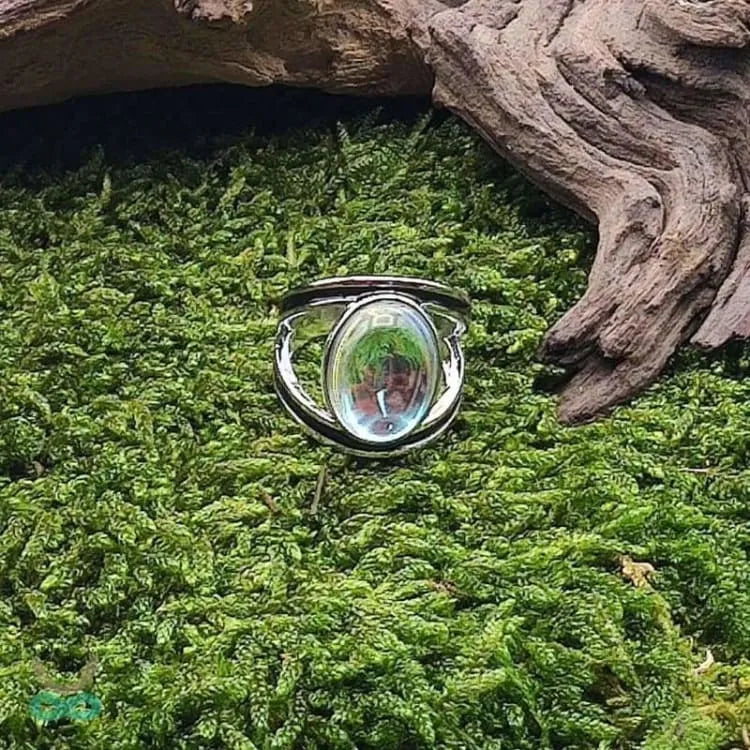 Anillo de plata decorado con piedra lunar