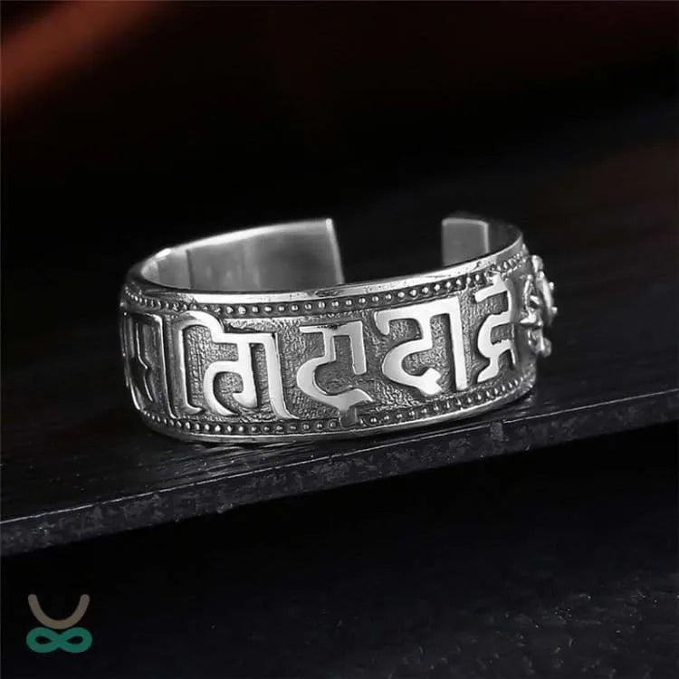 Anillo de plata del sexto mantra