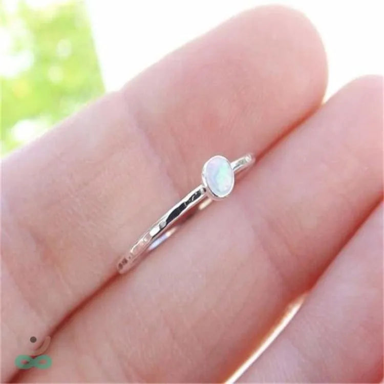 Anillo fino con piedra lunar