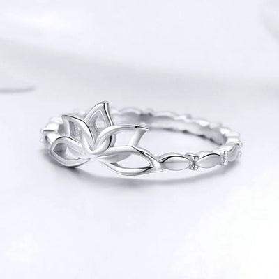 Anillo flor de loto, plata brillante y elegante