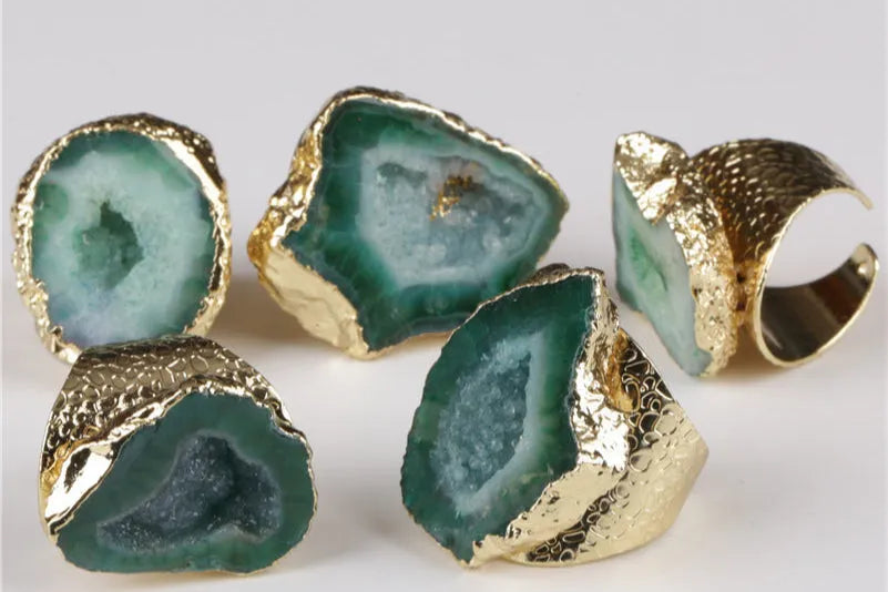 Anillo vintage de piedra natural con borde dorado