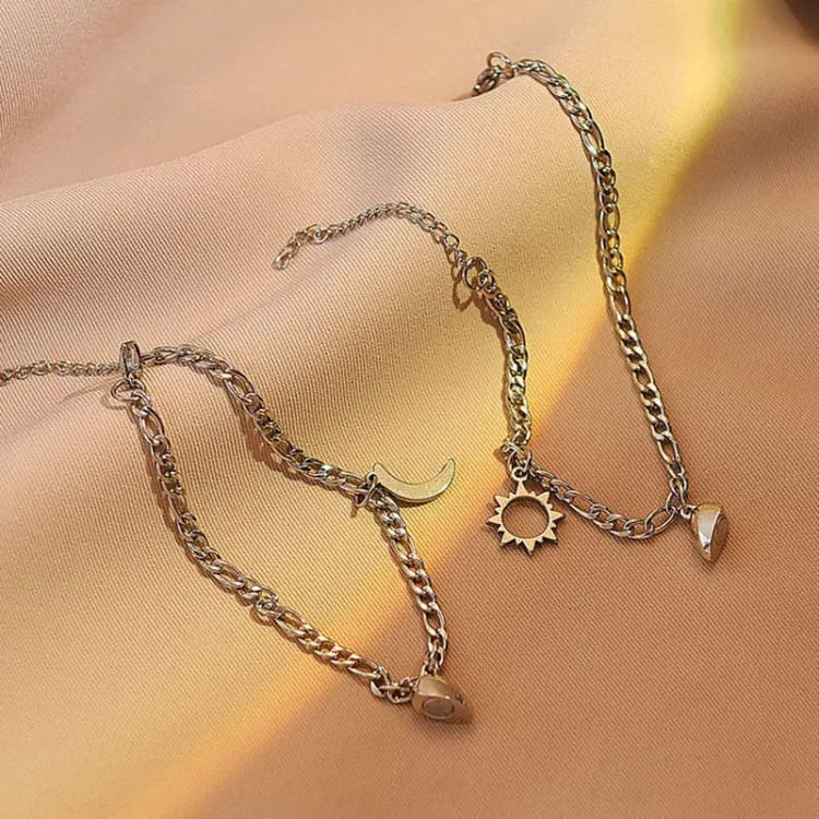 Atractiva pulsera en pareja con colgante de sol y luna