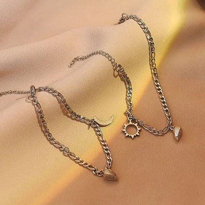 Atractiva pulsera en pareja con colgante de sol y luna
