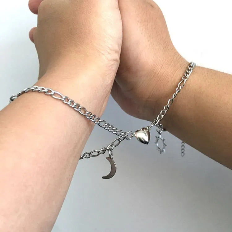 Atractiva pulsera en pareja con colgante de sol y luna