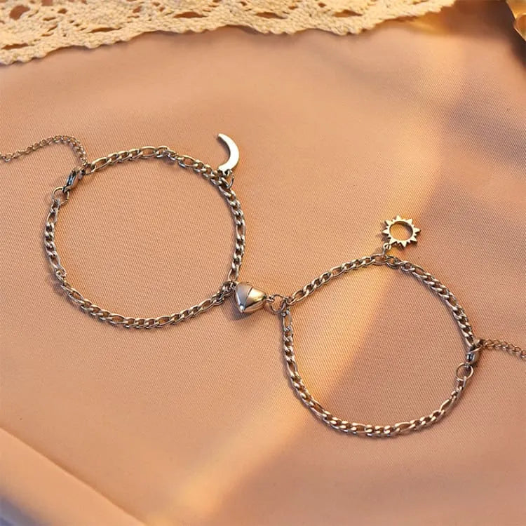 Atractiva pulsera en pareja con colgante de sol y luna