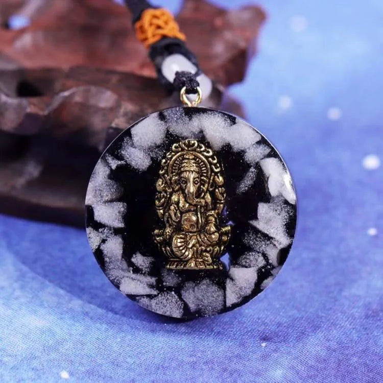 Ciondolo in orgonite e ossidiana del Dio protettore.