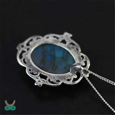 Colgante labradoridad y contorno de plata