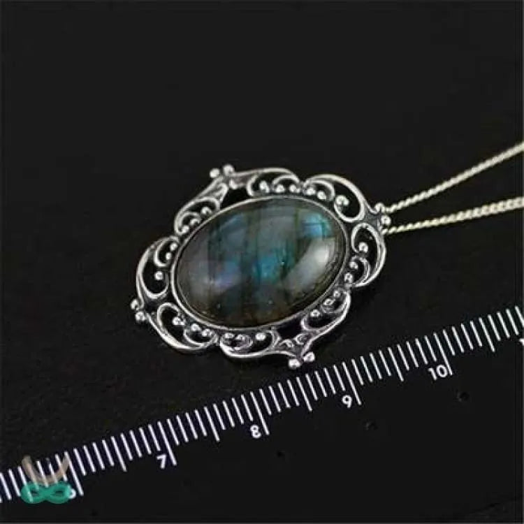 Colgante labradoridad y contorno de plata