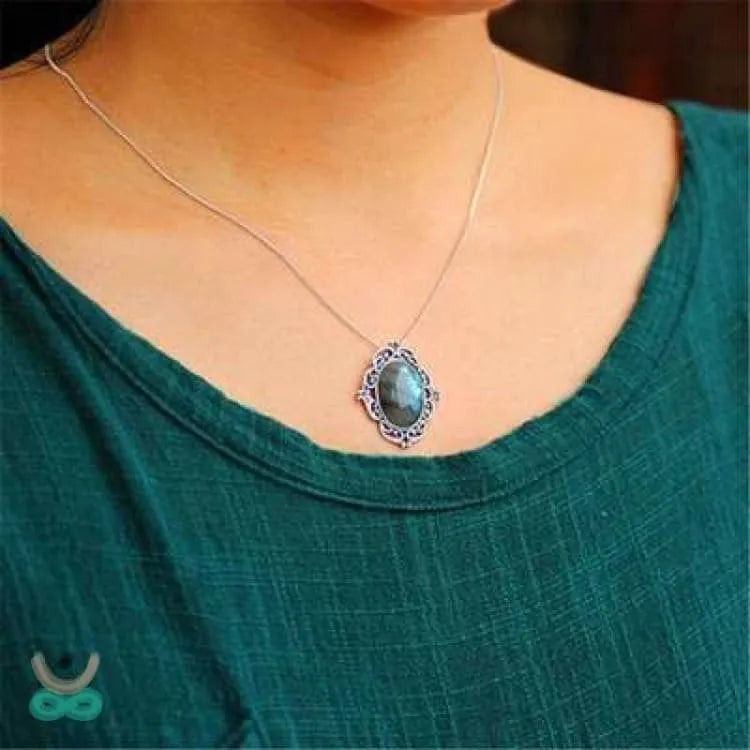 Colgante labradoridad y contorno de plata