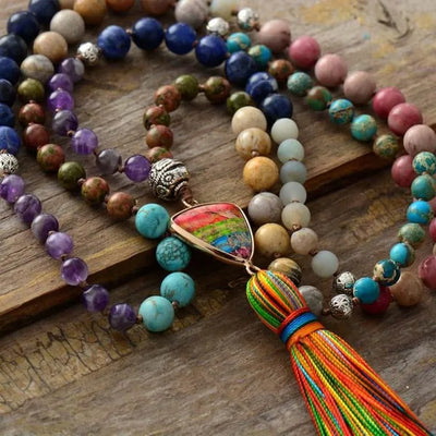 Collar 7 Chakras con Colgante Triangular – Armonía, Energía y Estilo en una Joya Única