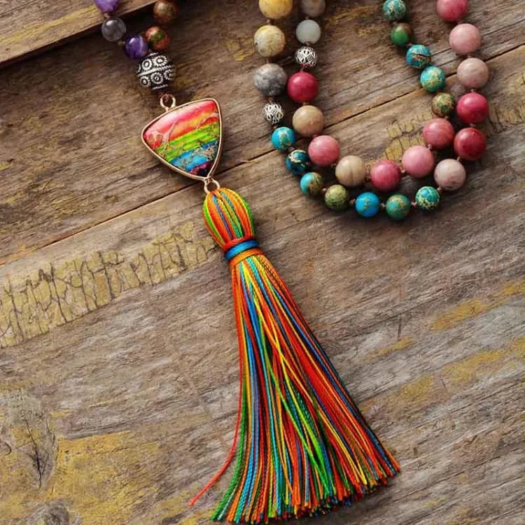 Collar 7 Chakras con Colgante Triangular – Armonía, Energía y Estilo en una Joya Única