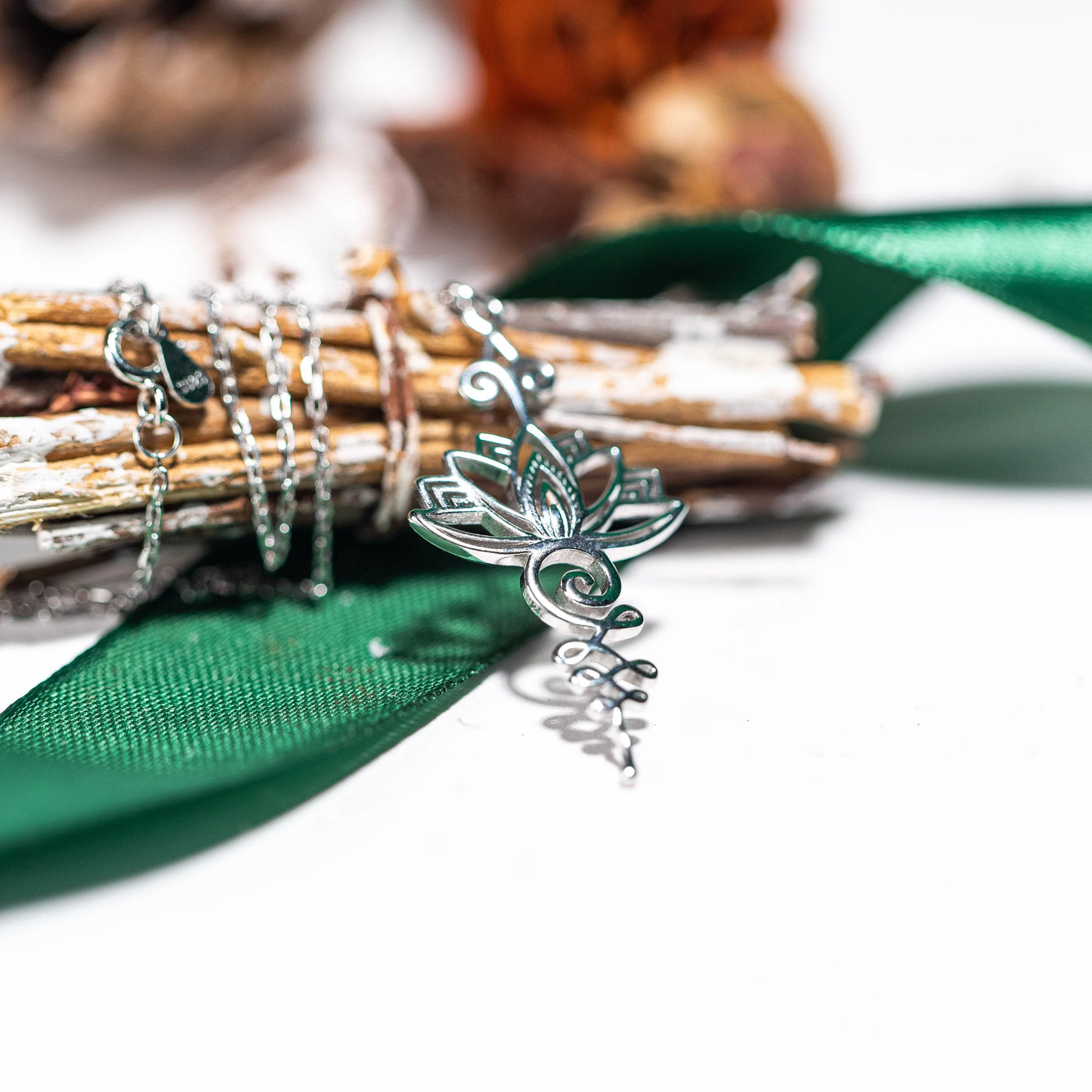 Collar "Lotus Radiance" – Belleza, Resiliencia y Espiritualidad