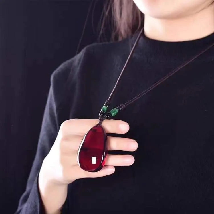Collar con amuleto de ámbar báltico