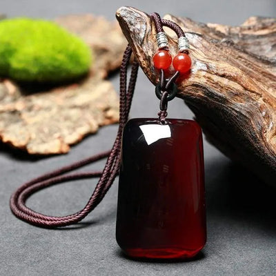 Collar con amuleto de ámbar báltico