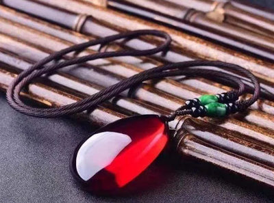 Collar con amuleto de ámbar báltico