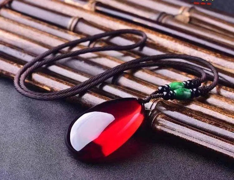 Collar con amuleto de ámbar báltico