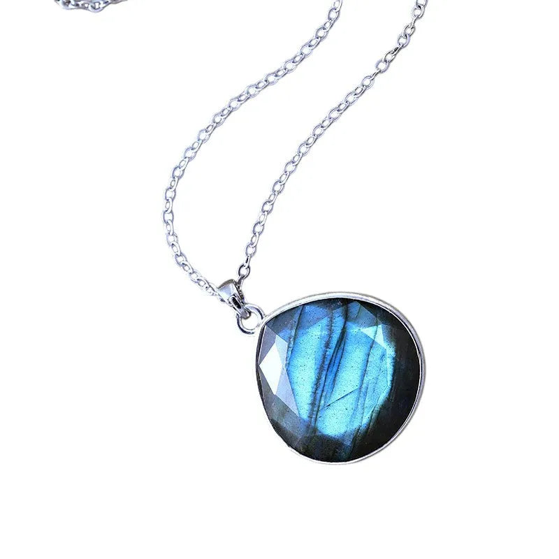 Collar de Labradorita: Energía Mística en un Diseño Moderno