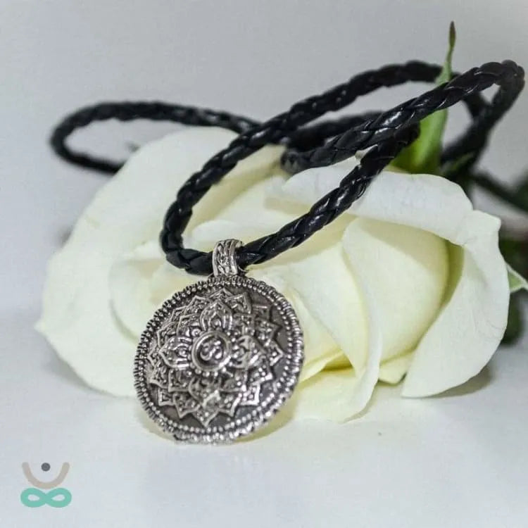 Collar de mandala de flor de loto "OM".